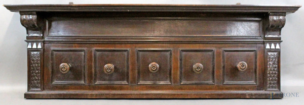 Appendiabiti in stile Rinascimento, in legno tinto a noce, altezza cm. 53x165x24,5, inizi XX secolo.