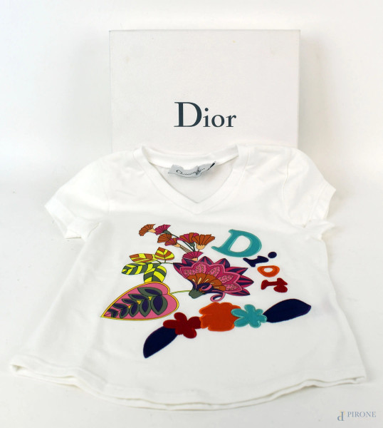 Christian Dior, maglietta da bambina bianca a maniche corte, collo a V, stampa e dettagli floreali in seta, taglia 6 anni, entro scatola originale.