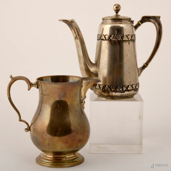 Lotto composto da una teiera e una caffettiera in argento, XIX-XX secolo, altezza massima cm 13, gr. 290