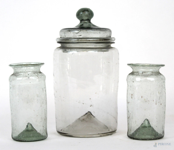 Un barattolo e due vasetti in vetro, alt. max cm 15,5, XX secolo, (difetti). 