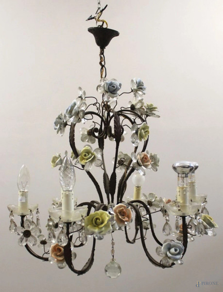 Lampadario a sei luci in ferro battuto con gocce di cristallo e fiorellini in porcellana.