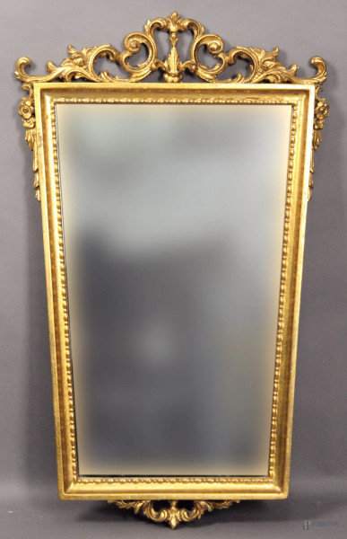 Specchiera in legno dorato con cimasa e particolari intagliati, fine XIX sec, 91x58 cm.