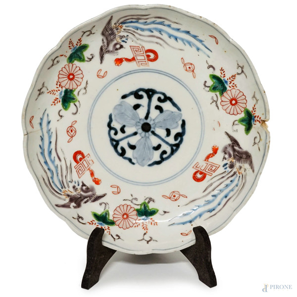 Piatto in porcellana policroma, Cina, XX secolo, cm h 3,5x22, (difetti).