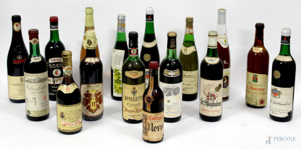 Lotto composto da sedici bottiglie di vino diverse.
