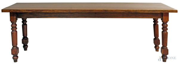 Tavolo in noce di linea rettangolare poggiante su quattro gambe, XX sec., cm 77 x 250 x 71.