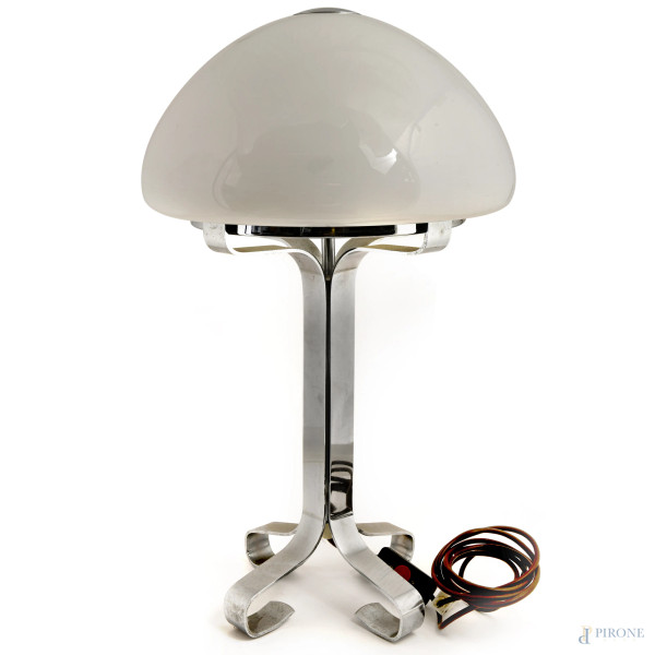 Lampada di metallo con diffusore in vetro opalino, prod. Anni Cinquanta, altezza cm 63, diametro diffusore cm 39, (difetti)
