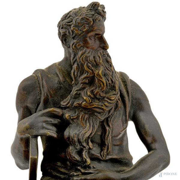 Scultura riproduzione del Mosè di Michelangelo in San Pietro in Vincoli. Al lato iscritta "Michel...