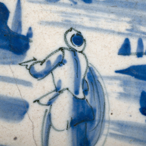 Piatto in ceramica blu con figura in un paesaggio, XX secolo, diametro cm 24,5, (felature, scalfi...