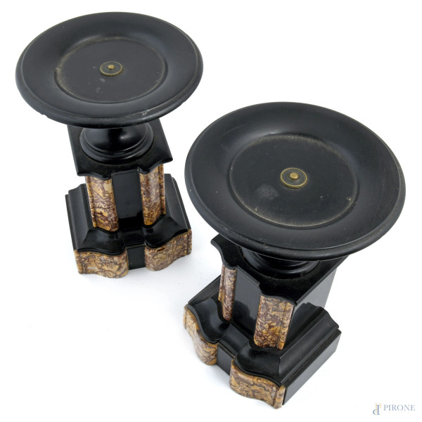 Trittico composto da orologio in marmo con quadrante a smalto in numeri romani e coppia di alzati...