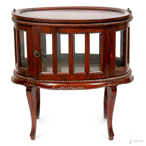 Mobile vetrina portaliquori in mogano con piano ovale e corpo cilindrico poggiante su quattro gambe mosse, cm 75x72x48, XIX-XX secolo, (difetti)
