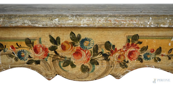 Panchetta in legno laccato e decori policromi a motivi floreali, con gambe mosse e piedini a zocc...