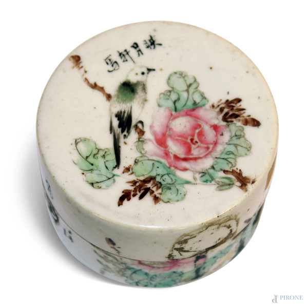 Scatolina in porcellana con decoro di figure, Cina XIX sec., diam. cm 12.