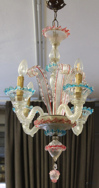 Lampadario in vetro di Murano colorato, quattro braccia a volute intervallate da foglie curvate, cm h 70, XX secolo, (mancanze)