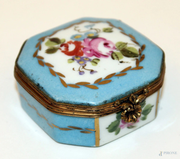 Scatola portapasticche di linea ottagonale in porcellana di S&#232;vres, fondo turchese a decoro floreale, guarnizioni dorate, XVIII sec., 3 x 6 x 6.