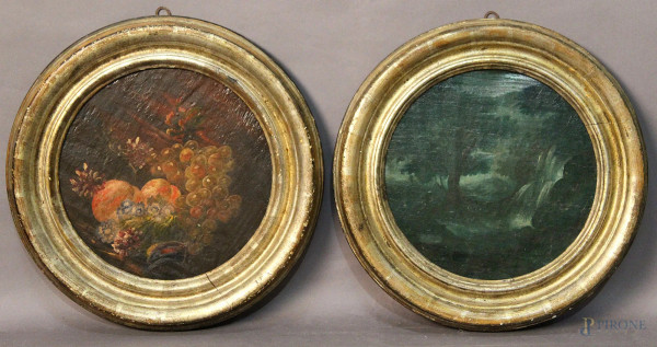 Lotto di due dipinti ad olio su tavola raffiguranti paesaggio con cascata ed una natura morta, ad assetto tondo diam. 23 cm