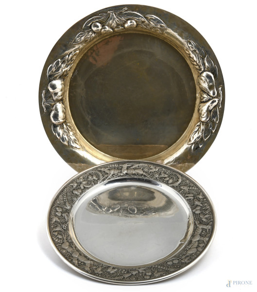 Lotto composto da un piatto grande e un piatto in argento 800/000, XX secolo, diametro massimo cm 38, peso complessivo gr  1750