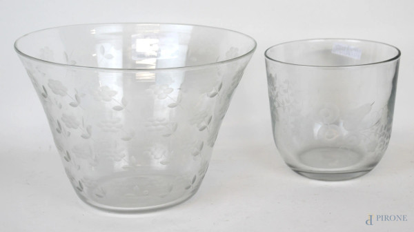 Lotto di due vasi in vetro molato,  decoro a motivi floreali, altezza max cm 17.