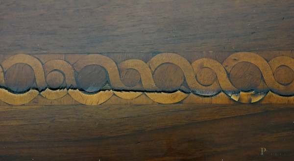 Cassettiera in noce a tre cassetti con decori intarsiati in varie essenze, inserti in metallo dor...