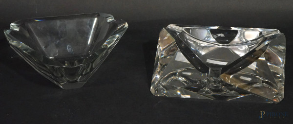 Lotto di due posacenere in vetro, misure max cm 6x20,5, XX secolo.