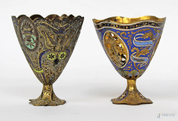 Lotto di due bicchierini in metallo dorato e smalti, cm 5,5, arte orientale, XX secolo,  (difetti).