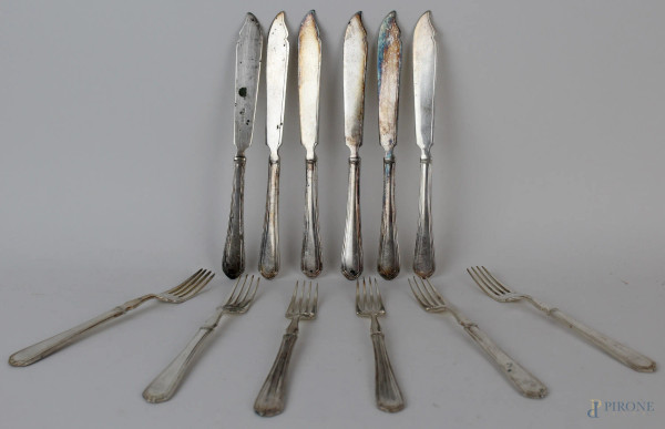 Servizio di posate da pesce in metallo argentato, composto da sei forchette e sei coltelli, marcate EPNS.