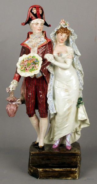 Sposi, gruppo in ceramica smaltata, XIX sec., H 61 cm.