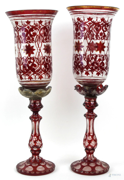 Coppia di lampade da tavolo in cristallo di Boemia rosso rubino, altezza max cm 60 circa, XX secolo, (difetti, mancanze)