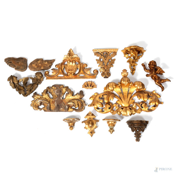 Lotto di elementi decorativi in legno dorato, XX secolo, misure massime cm 31x50, (segni di usura, scalfiture, rotture, difetti, mancanze, restauri)