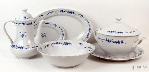Lotto composto da una zuppiera, un'insalatiera, una teiera, un piatto piano e due vassoi di linea ovale in porcellana bianca e blu, Winterling Bavaria, XX secolo