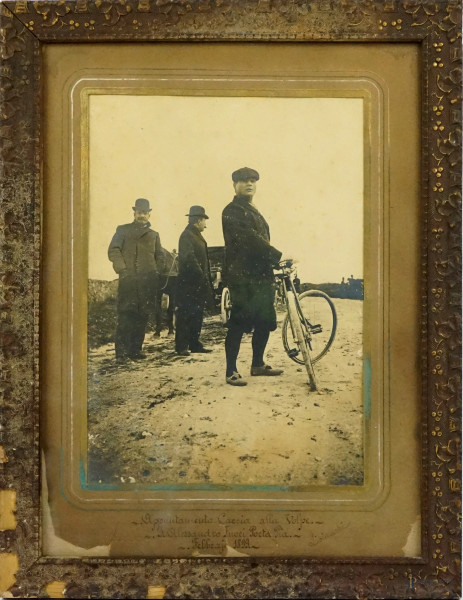  Appuntamento - caccia alla volpe, fotografia d'epoca datata 1899, cm 27,5x20 circa, entro cornice, (difetti sulla carta).