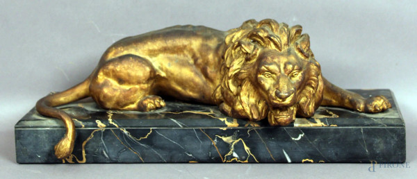 Leone in metallo dorato poggiante su base in marmo, cm 18x43x16.
