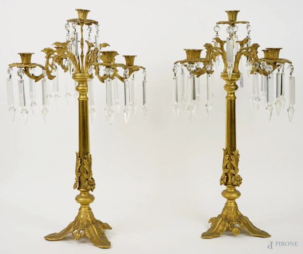 Coppia di candelabri in metallo dorato a cinque fiamme con pendenti in vetro, fine XIX secolo, cm h 54, (difetti)