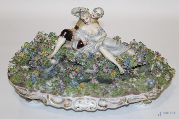 Scena romantica, gruppo in porcellana Capodimonte, h 16x37x27 cm, fine XIX sec.