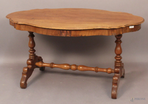 Tavolino da salotto di linea centinata in mogano e piuma, poggiante su colonne e quattro gambe, XIX sec., cm 55 x 112 x 72.