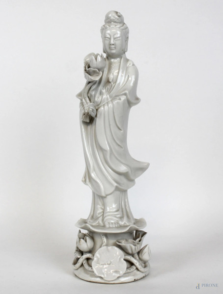 Guanyin, scultura in porcellana bianca, cm h 26, inizi XX secolo.