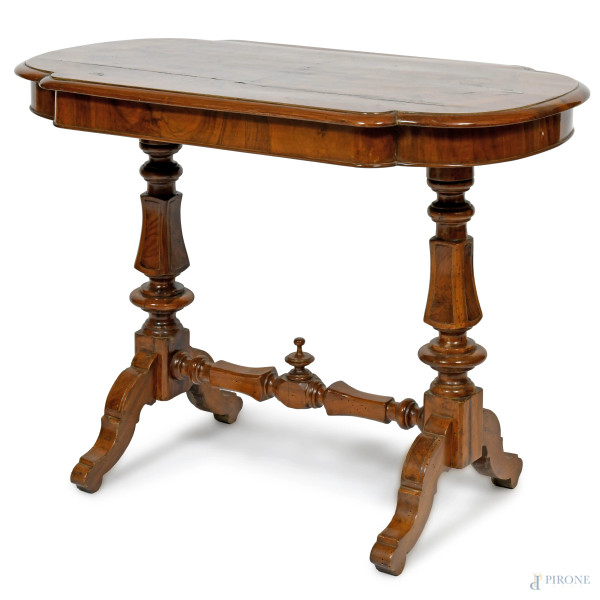 Tavolino con piano ovale impiallacciato in radica poggiante su due fusti bipedi e intagliati raccordati da traversa intagliata, XX secolo, cm 75x100x57, (segni di usura, scalfiture, sollevamenti dell'impiallacciatura, restauri, fori di tarlo)