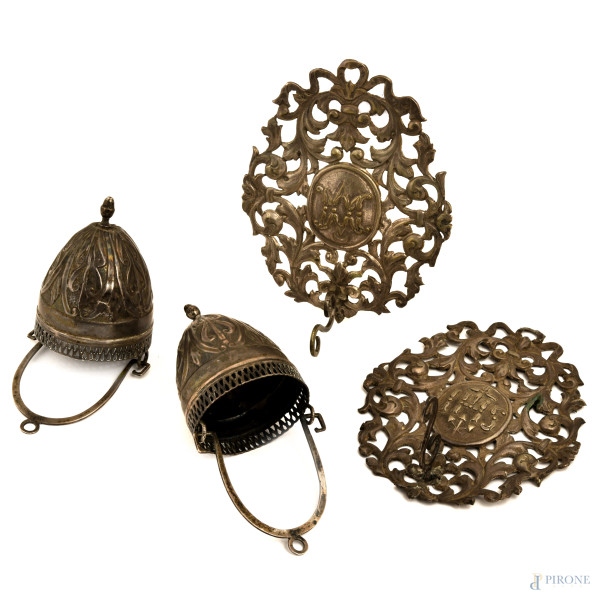 Coppia di acquasantiere da parete in argento cesellato, XX secolo, cm 25x11, peso totale gr. 180