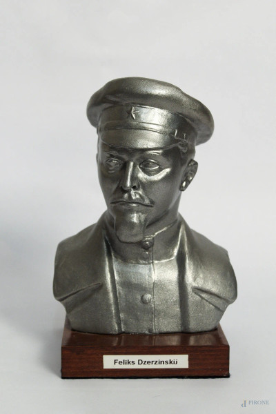 Feliks Dzerzinsky, busto in maiolica argentata con base in legno, firmato, H 23 cm.