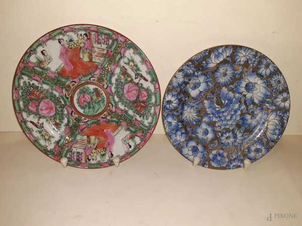 lotto di due piatti diversi in porcellana orientale a decori policromi, marcati, diam. 23 cm.
