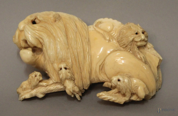 Frammento in avorio a soggetto di leonessa con cuccioli, lung. 11, h. 7 cm.