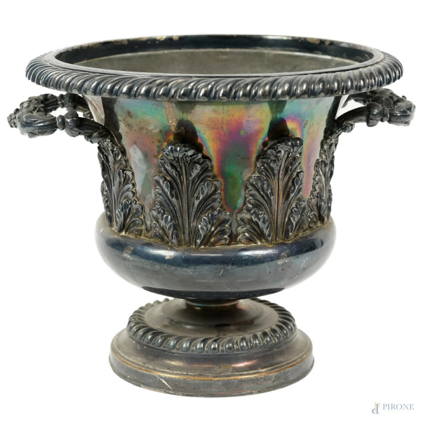 Vaso biansato in metallo argentato con palmette a rilievo, inizio XX secolo, h cm 21 (difetti)