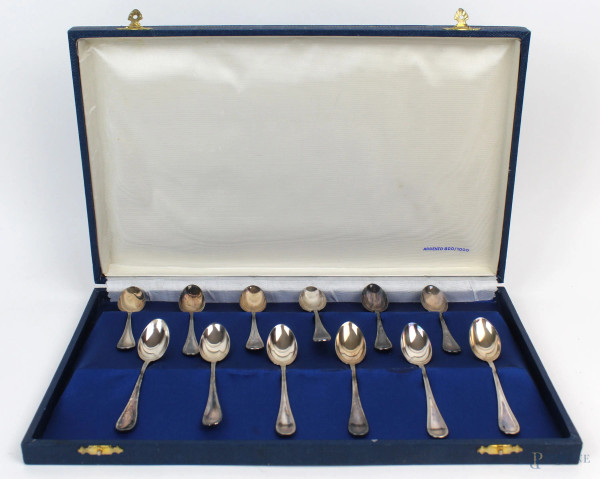 Dodici cucchiaini da caffè in argento, XX secolo, entro custodia, gr. 100