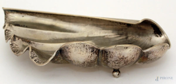 Centrotavola a conchiglia in argento,  cm 30 x 15, gr. 410.