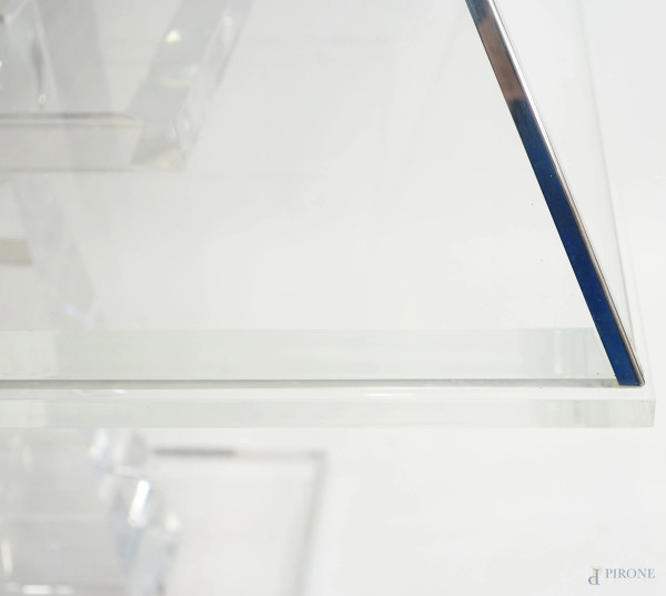 Grande bacheca in plexiglass, XX secolo, cm h 158x106x106, (difetti)