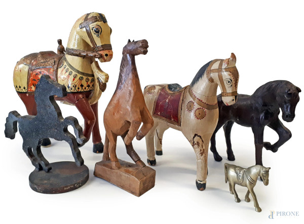 Collezione composta da sei sculture vintage raffiguranti cavalli in legno, metallo e resina decorati in varie fogge e grandezze, misure max cm 25x25