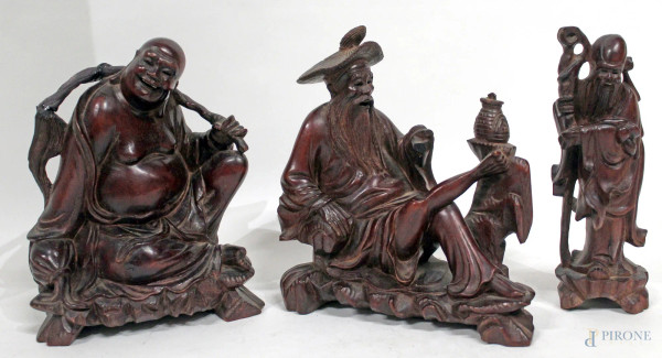 Lotto composto da tre statuine in tek raffiguranti personaggi cinesi, H 18 cm.