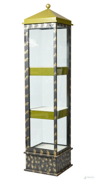 Vetrina con struttura in ferro dipinto a triplice ripiano, XX secolo, cm 218x49x49, (segni di usura, difetti, impianto di illuminazione da revisionare)