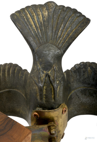 Scultura in bronzo raffigurante colomba in volo su base a gradoni in legno. L'opera è realizzata ...
