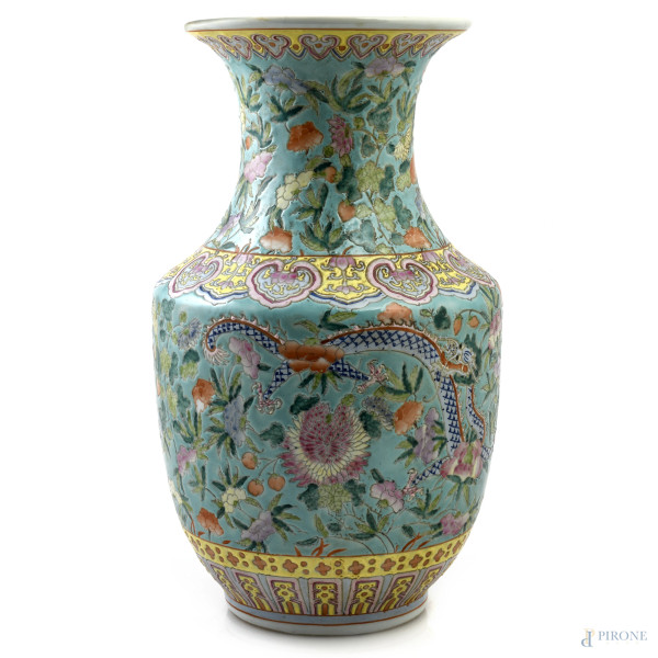 Vaso in porcellana decorata in policromia e a rilievo con teorie e motivi geometrico-fitomorfi. Cina, XX secolo, altezza cm 37, (segni di usura, difetti)
