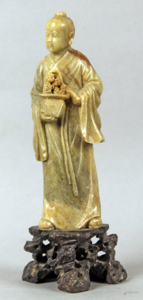 Figura con cesta, scultura in pietra saponaria, Cina primi 900, h. 20,5 cm.